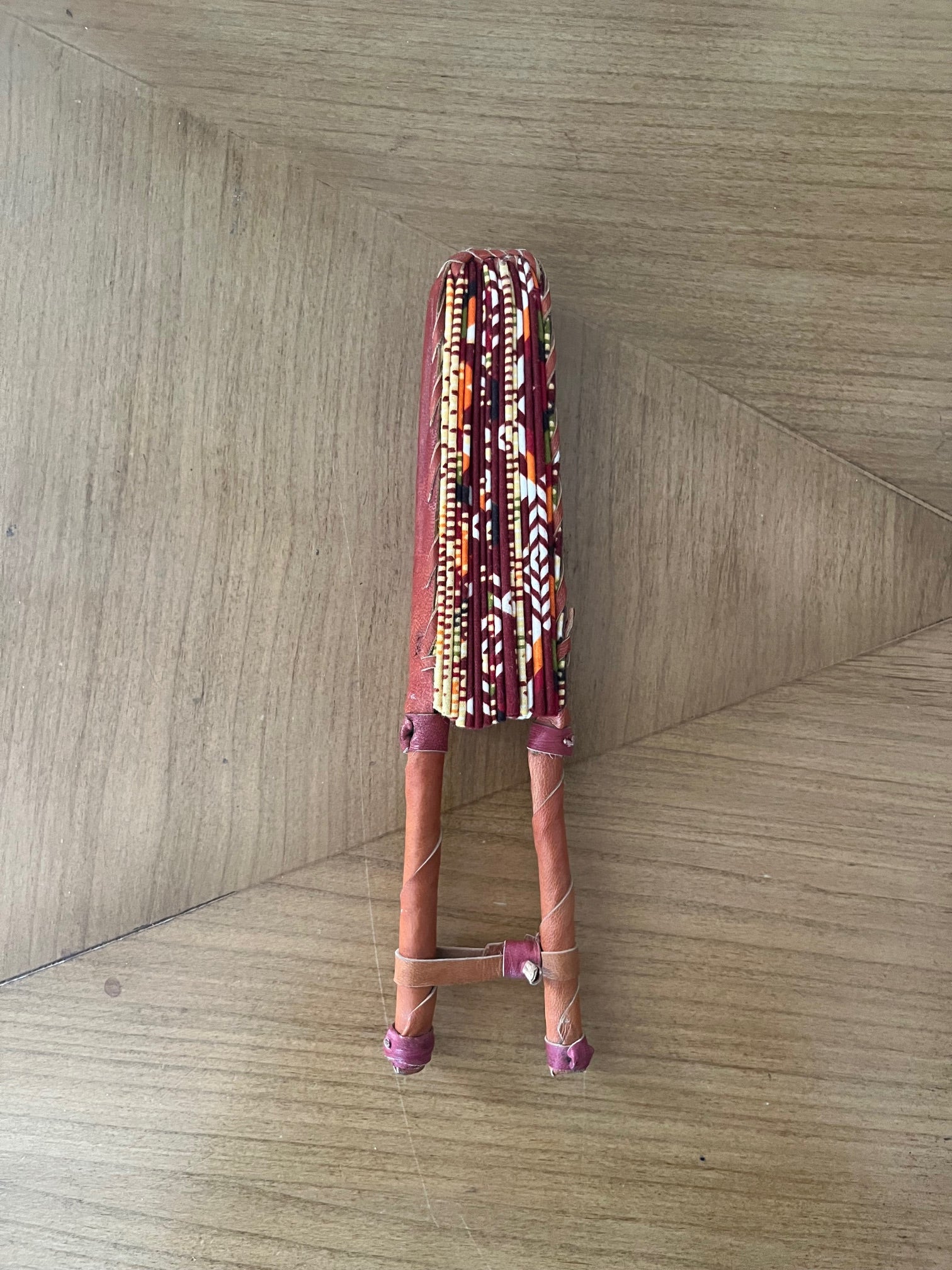 Eventail cuir et wax artisanal