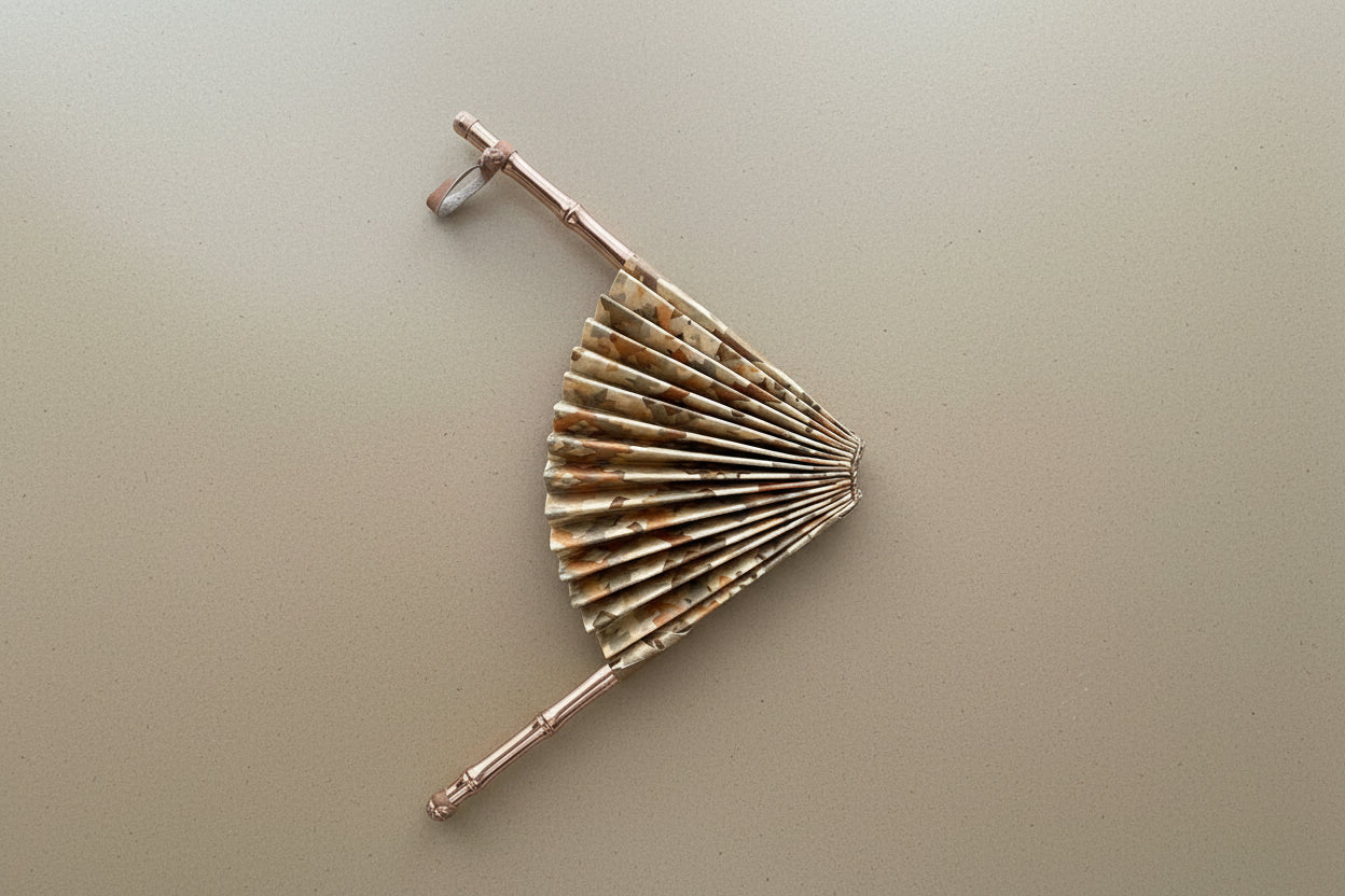 Eventail cuir et wax artisanal