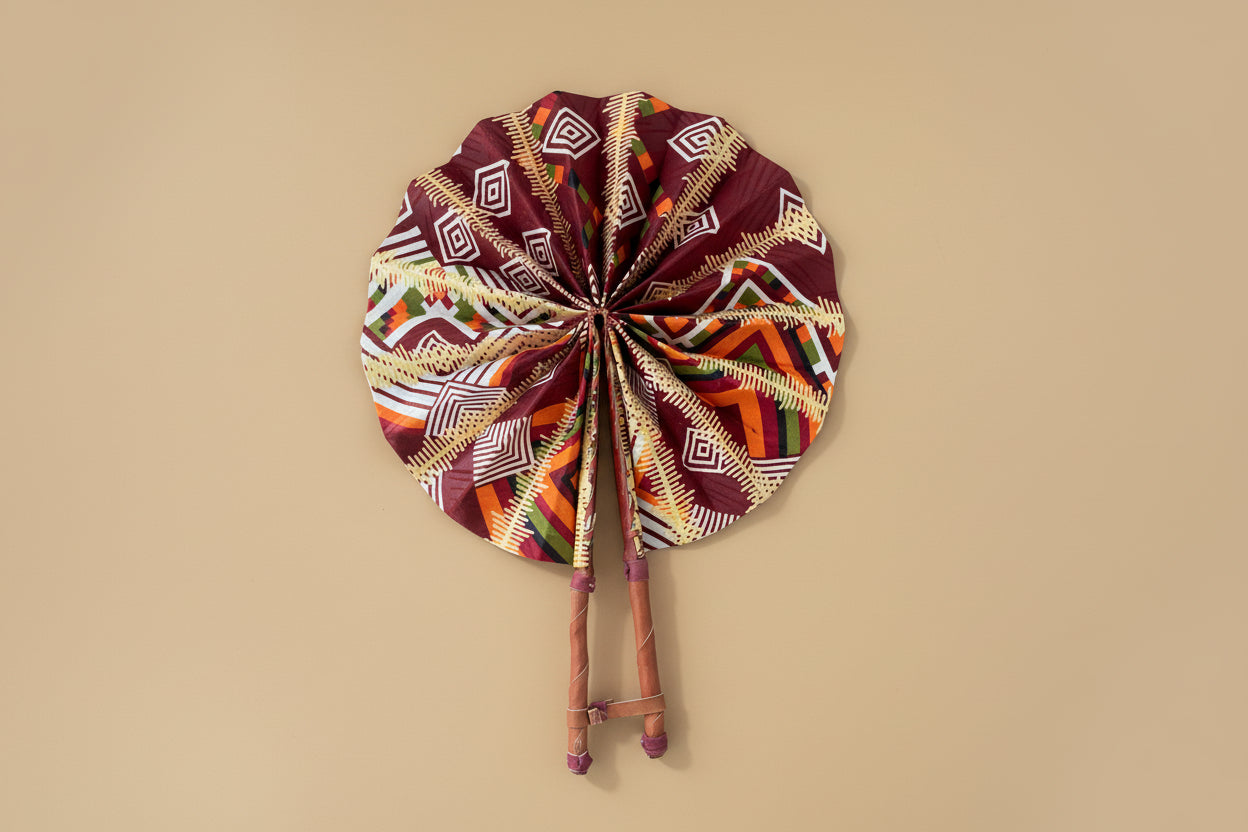 Eventail cuir et wax artisanal