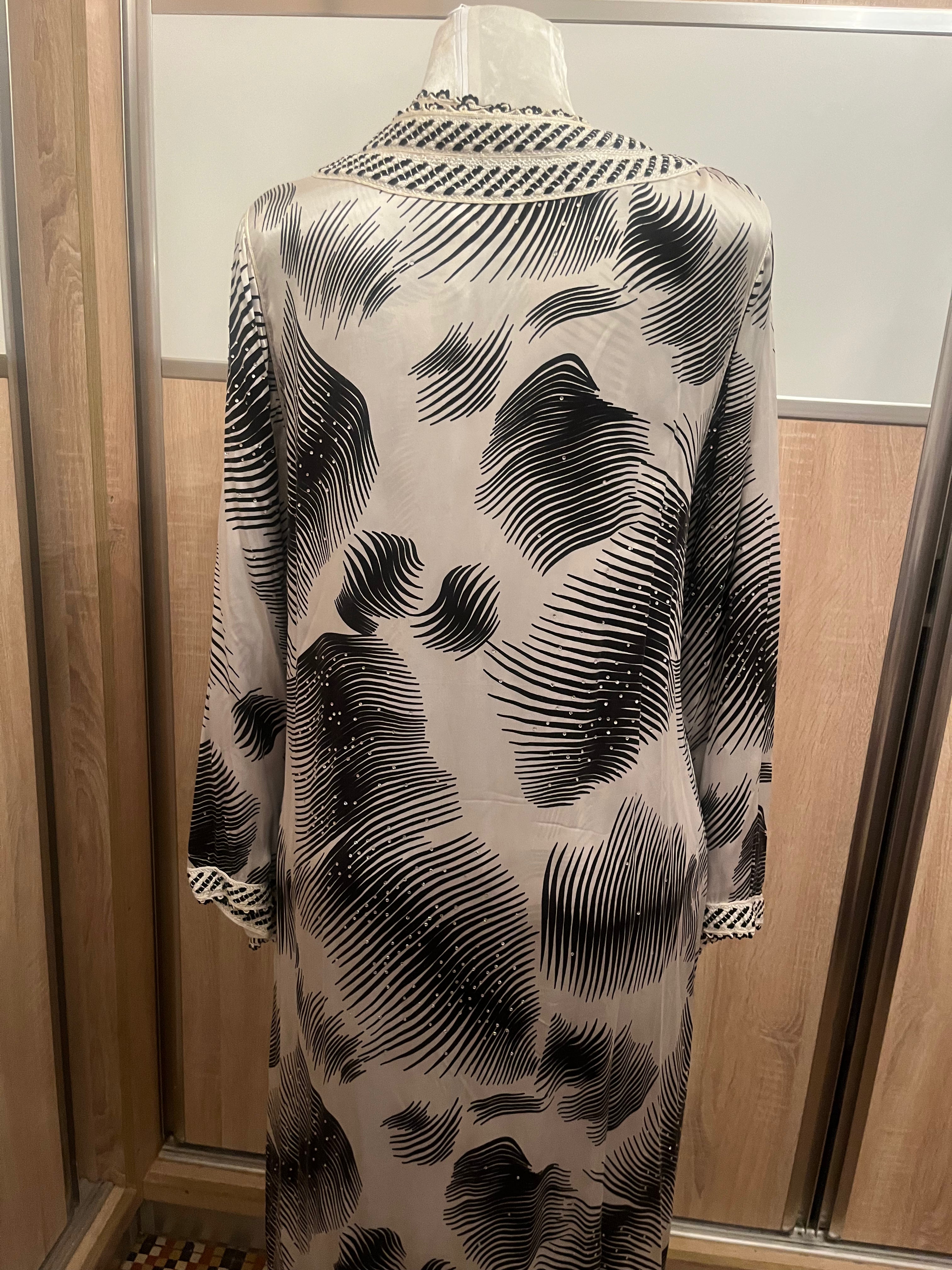 Kaftan d'occasion noir et blanc mousseline de soie