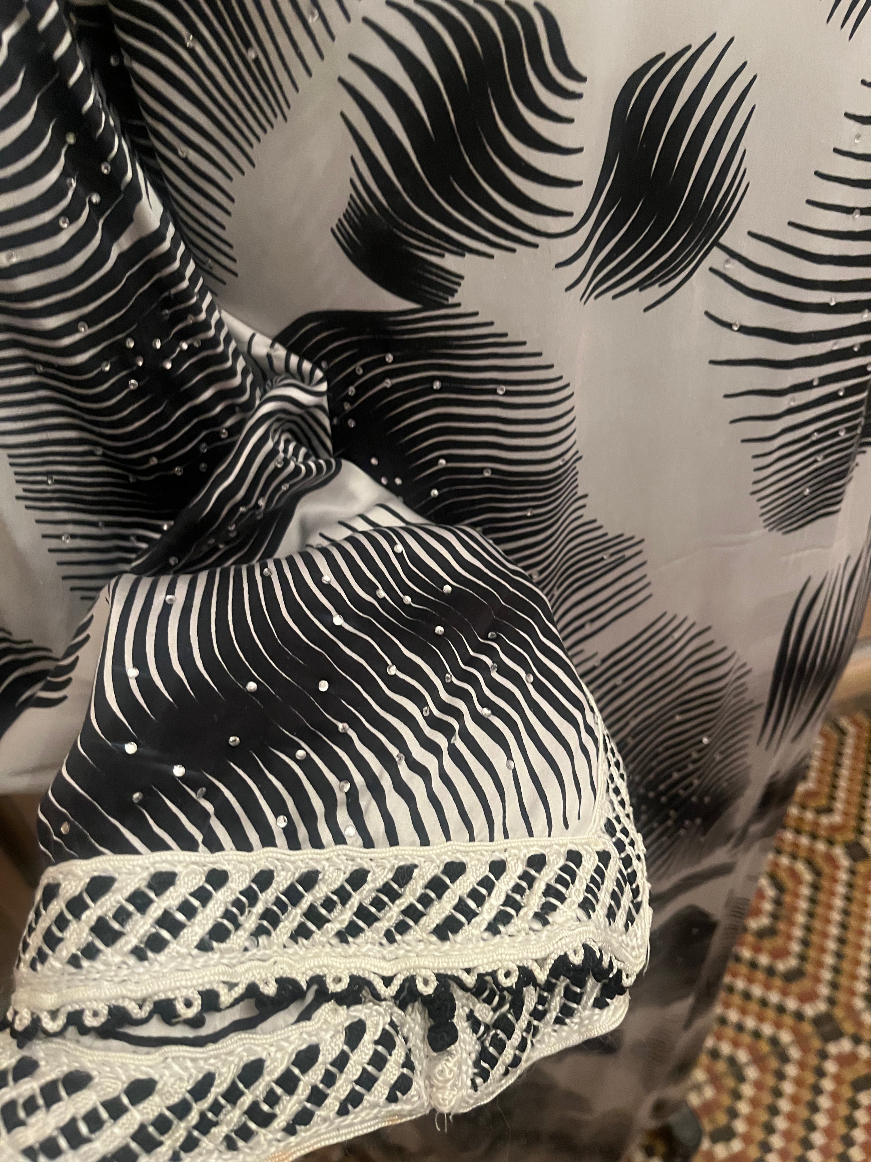 Kaftan d'occasion noir et blanc mousseline de soie