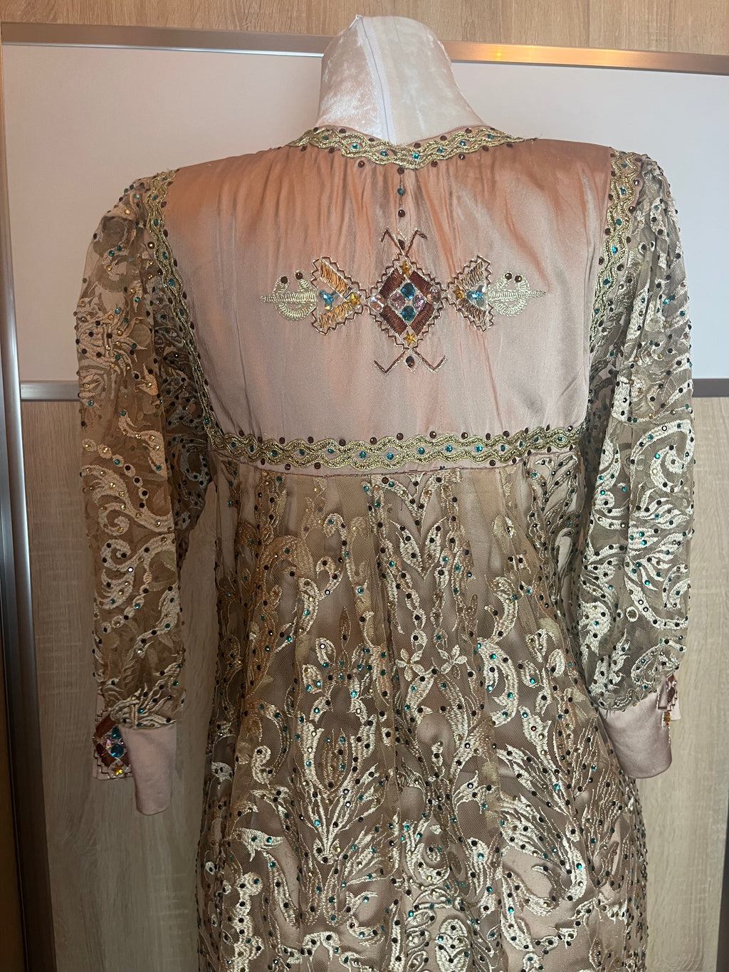 Robe kabyle moderne brodée d'occasion