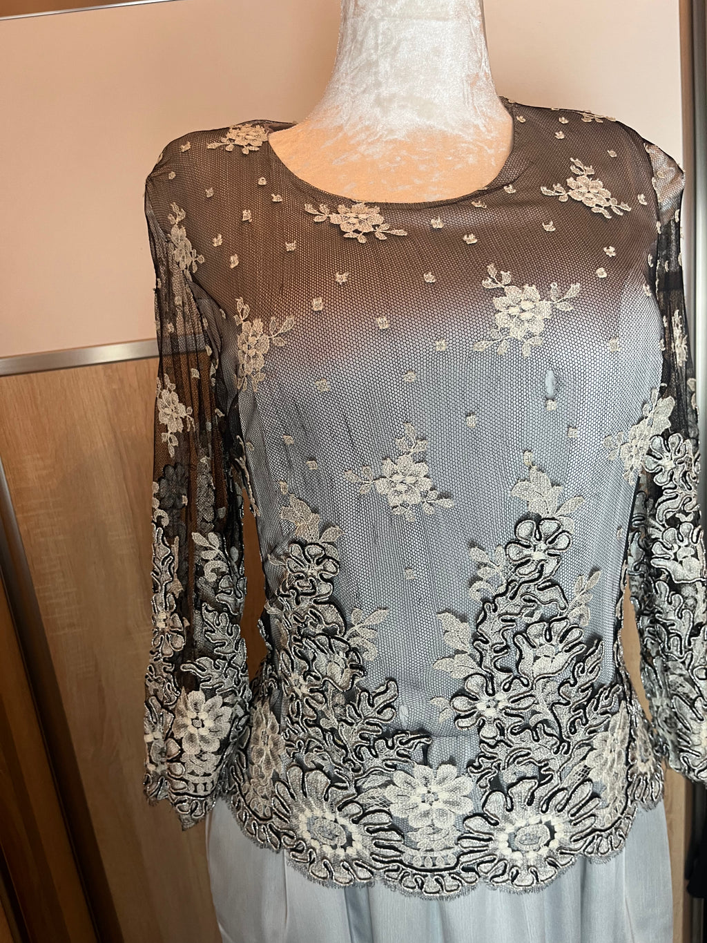 Badroune d'occasion gris dentelle