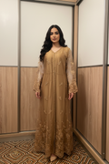 Femme algérienne portant le kaftan avec strass