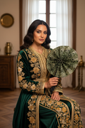 Femme en tenue traditionnelle algérienne utilisant l'éventail en wax et cuir