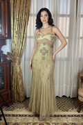 Femme portant la robe de soirée élégante