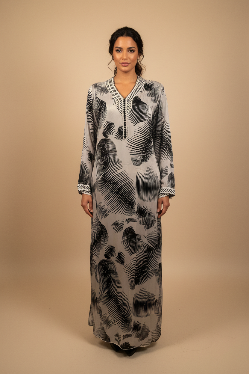 Kaftan d'occasion noir et blanc mousseline de soie porté par une femme élégante