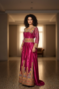Femme portant la robe kabyle fushia traditionnelle avec broderie dorée
