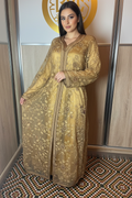 Kaftan Or d'occasion en soie et lin brodé or porté par une femme élégante