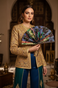 Femme en tenue traditionnelle algérienne utilisant l'éventail en wax et cuir