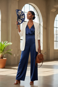 Femme en tenue moderne utilisant l'éventail en wax et cuir