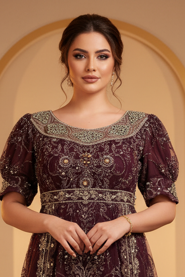 Blouza oranaise d'occasion tulle brodé aubergine portée par une femme élégante