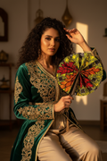 Femme en tenue traditionnelle algérienne utilisant l'éventail en wax et cuir