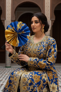 Femme en tenue traditionnelle algérienne utilisant l'éventail en wax et cuir