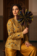 Femme en tenue traditionnelle algérienne utilisant l'éventail en wax et cuir