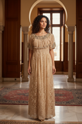 Femme portant la robe Tlemcénienne traditionnelle avec broderie dorée