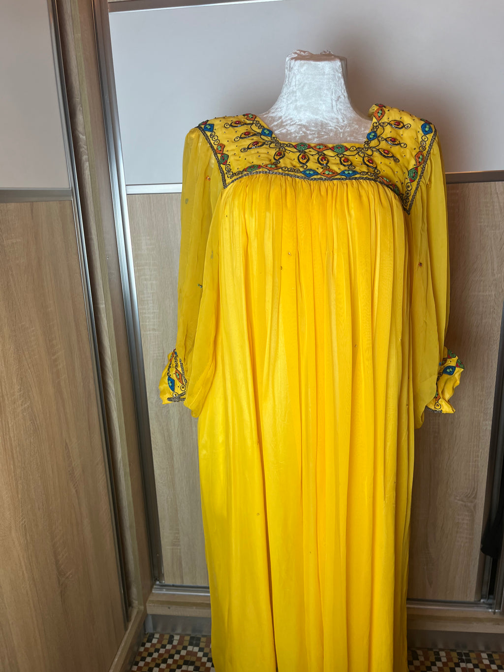 Robe kabyle jaune d'occasion brodée fil et incrustée de pierres