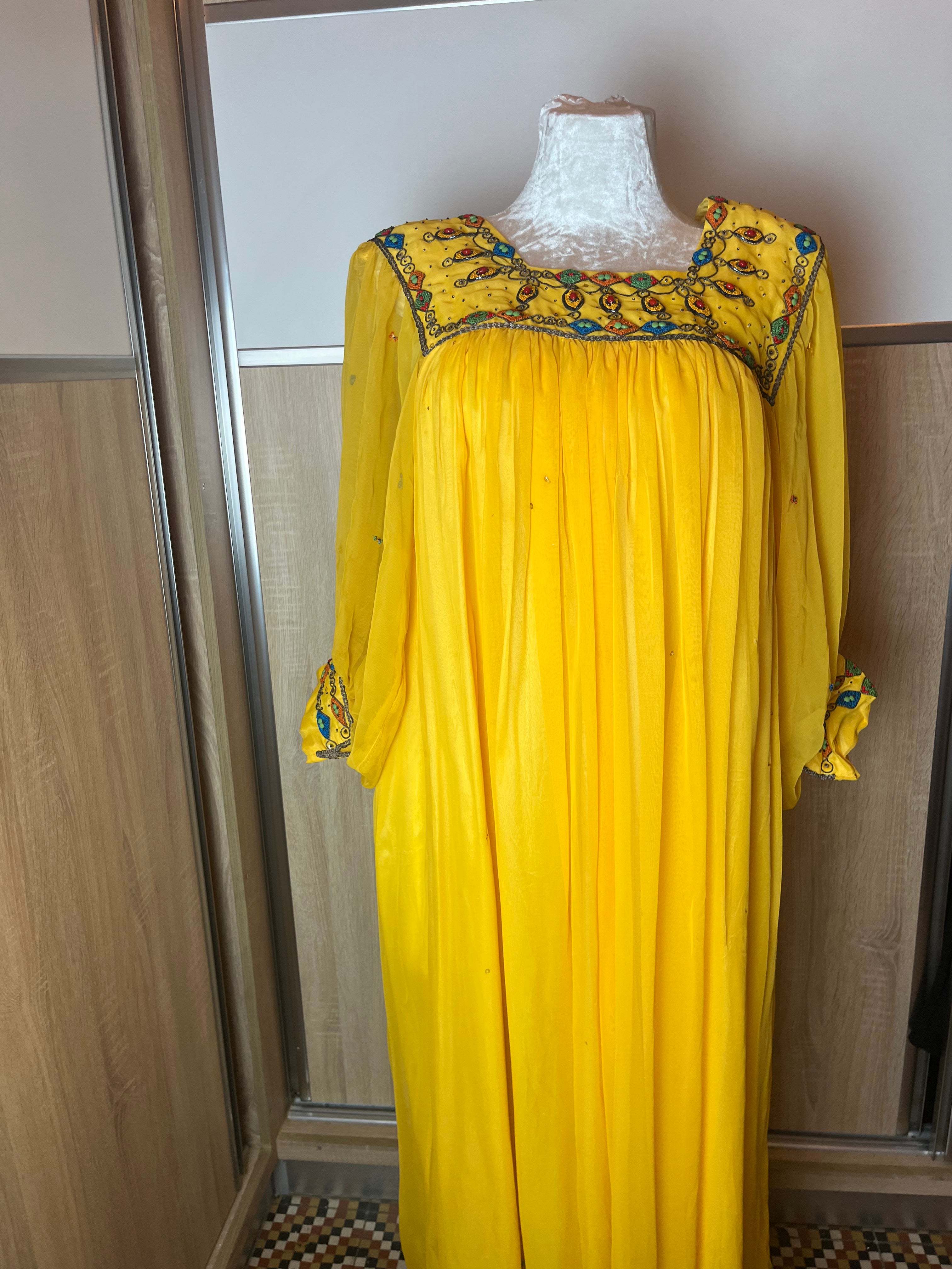 Robe kabyle jaune d'occasion brodée fil et incrustée de pierres