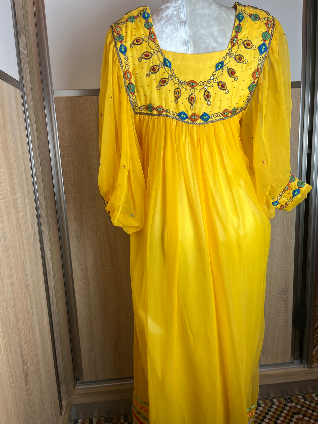 Robe kabyle jaune d'occasion brodée fil et incrustée de pierres