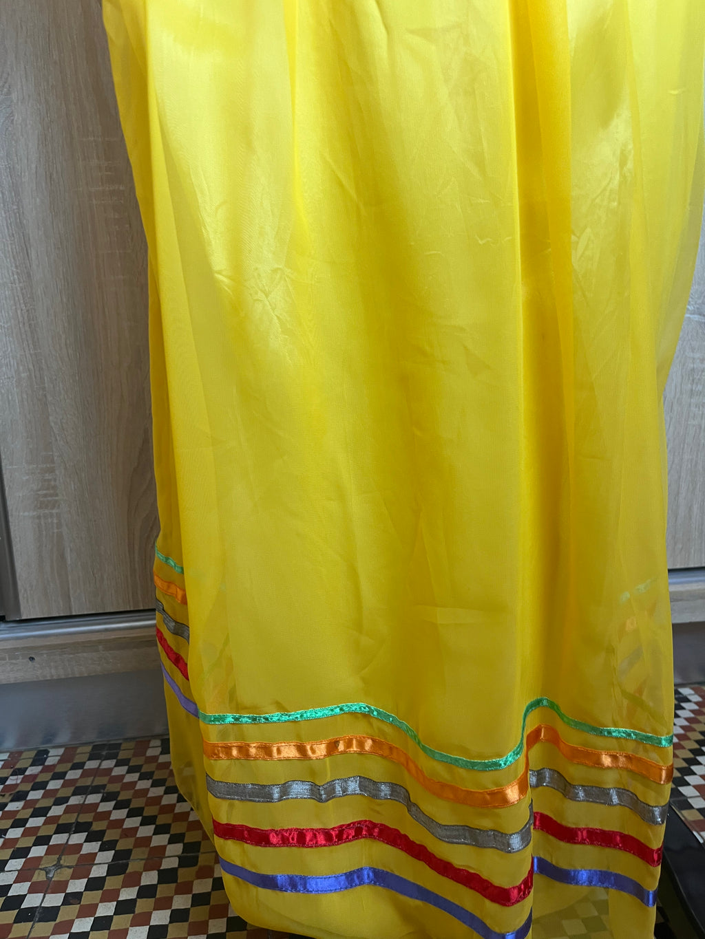 Robe kabyle jaune d'occasion brodée fil et incrustée de pierres