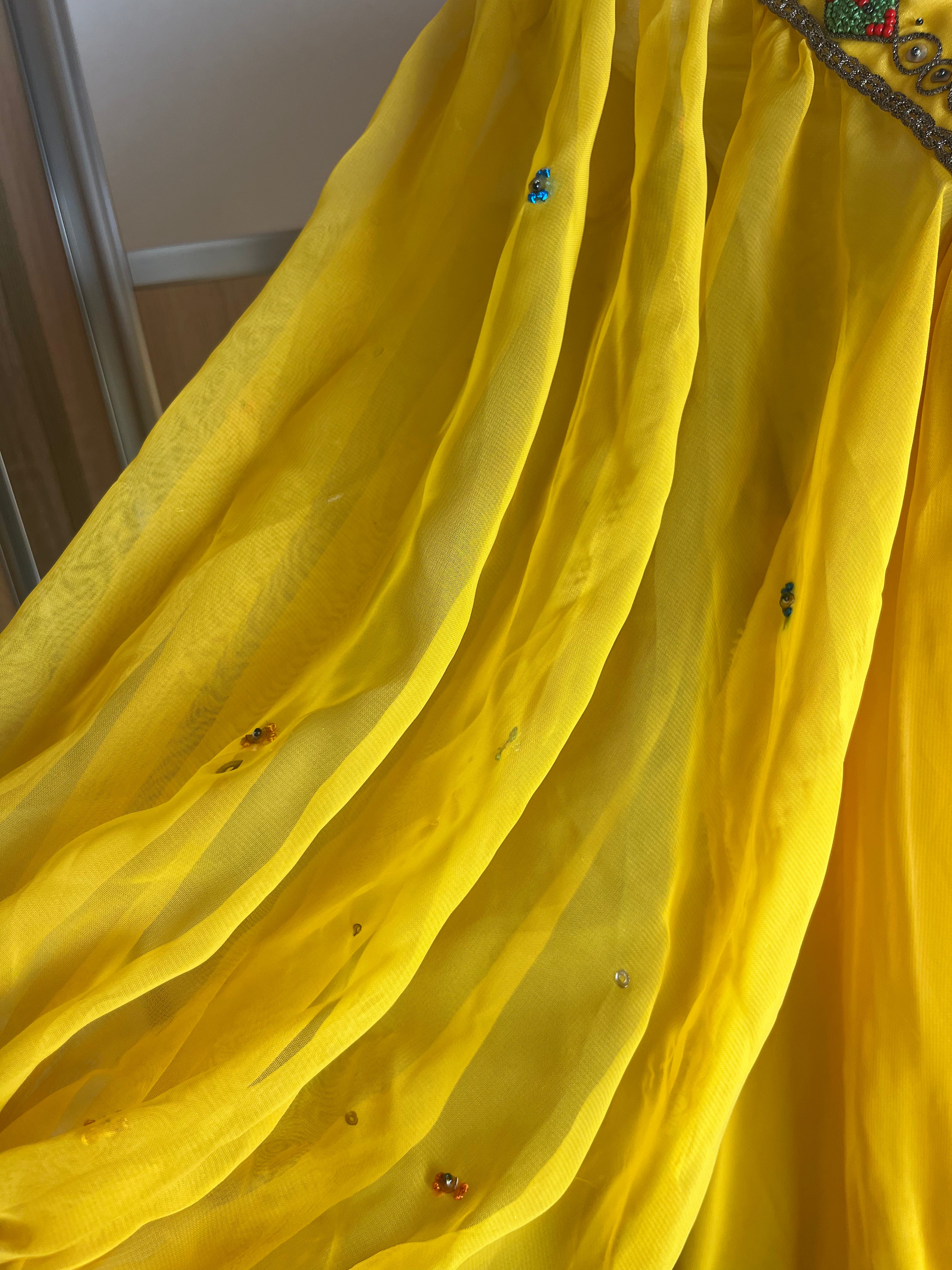 Robe kabyle jaune d'occasion brodée fil et incrustée de pierres