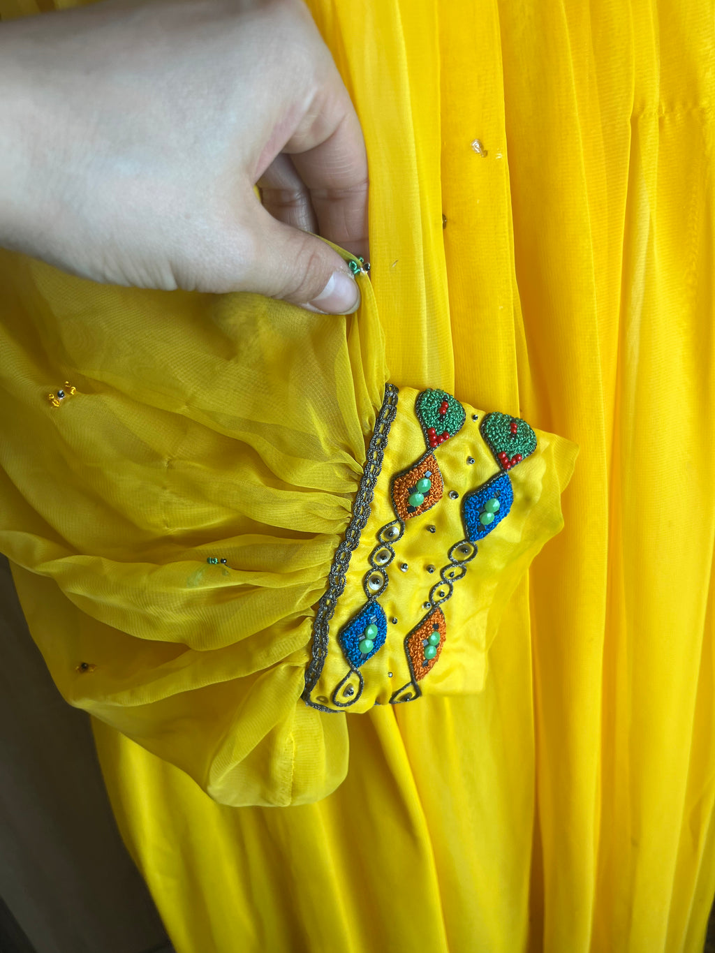 Robe kabyle jaune d'occasion brodée fil et incrustée de pierres