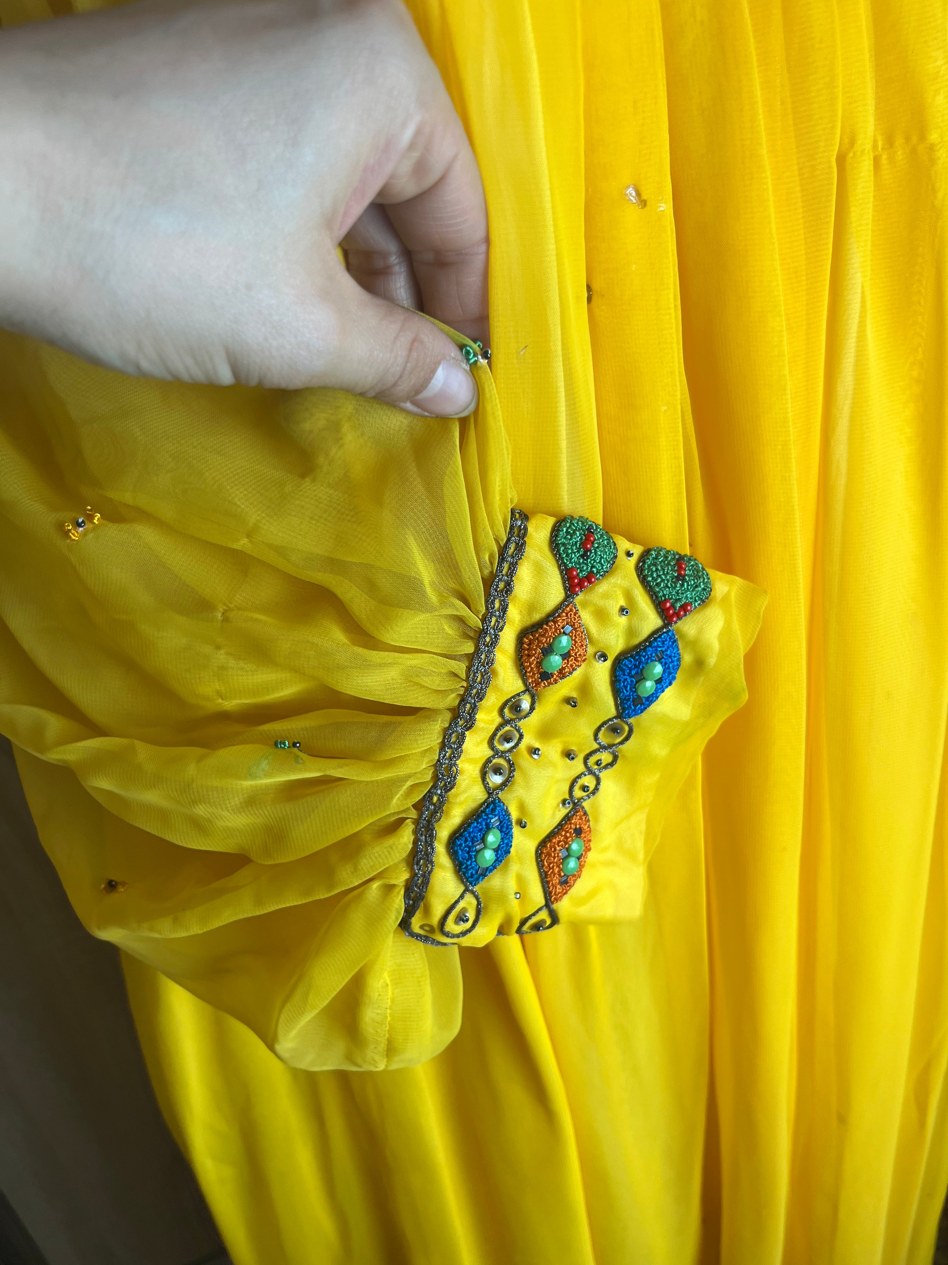 Robe kabyle jaune d'occasion brodée fil et incrustée de pierres