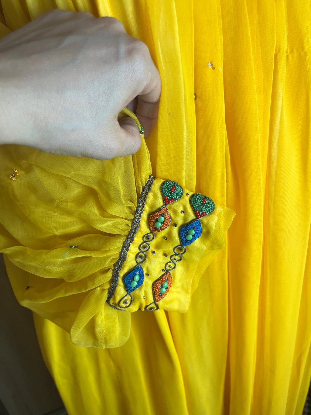 Robe kabyle jaune d'occasion brodée fil et incrustée de pierres