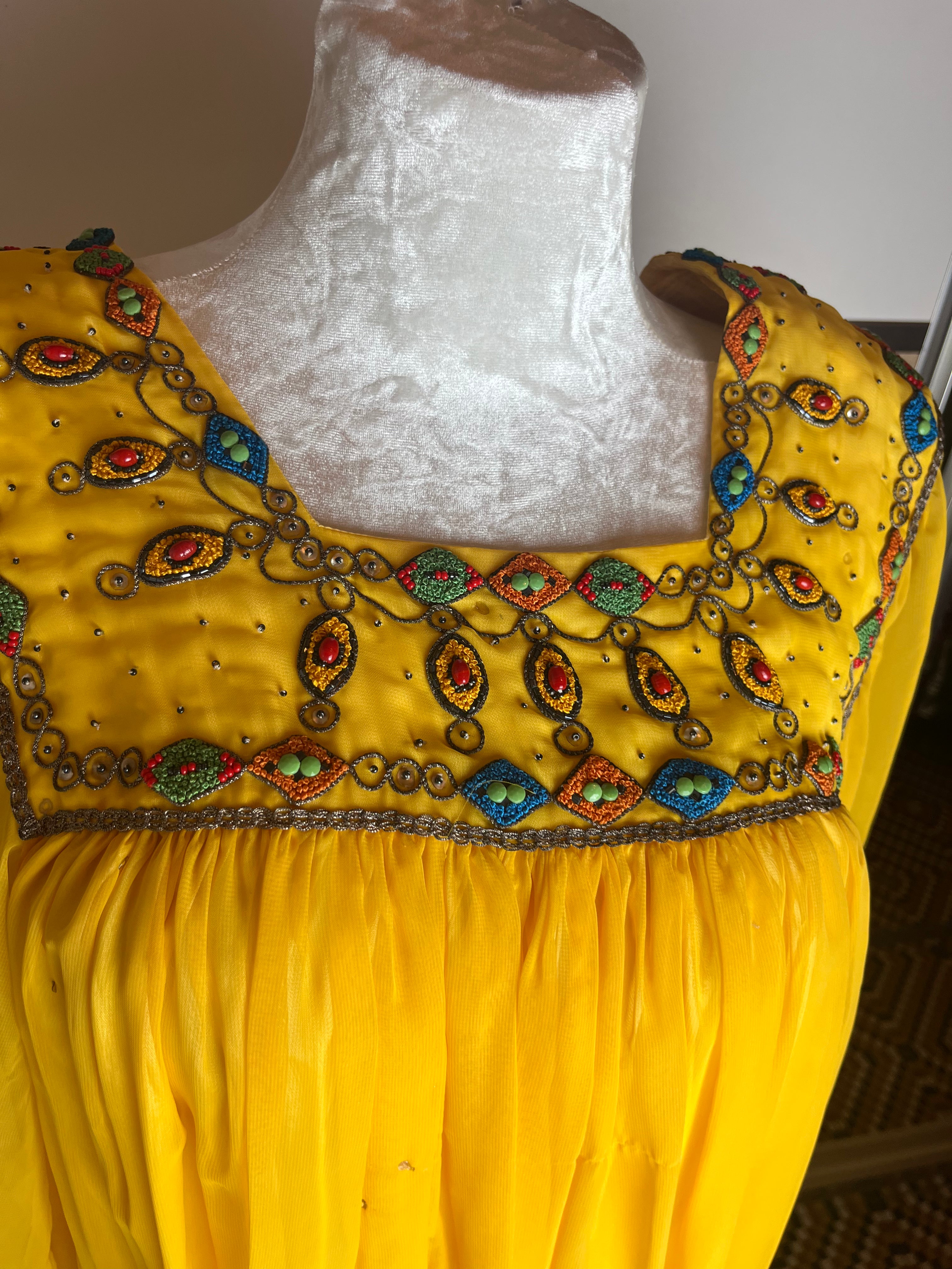 Robe kabyle jaune d'occasion brodée fil et incrustée de pierres